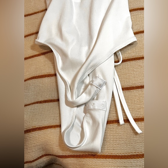 Ruffled V-Neck White Bodysuit | Size Small - Picture 4 of 4